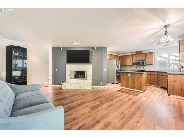 1725 N LAURELWOOD Loop, Canby, OR 97013