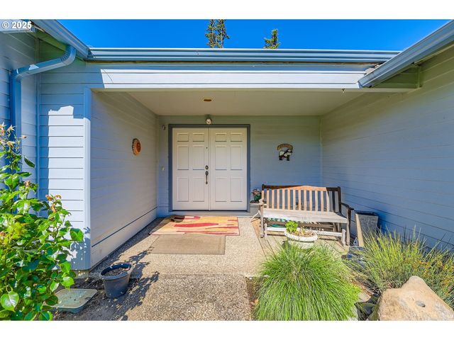 1725 N LAURELWOOD Loop, Canby, OR 97013