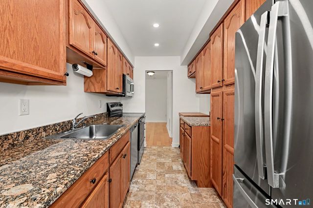73 Riverside Avenue 3A, Stamford, CT 06905