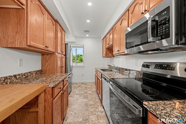 73 Riverside Avenue 3A, Stamford, CT 06905