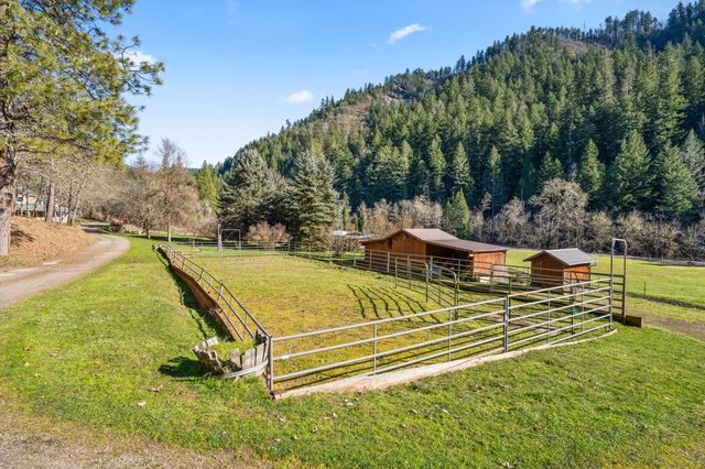 18781 E Evans Creek Road, Rogue River, OR 97537