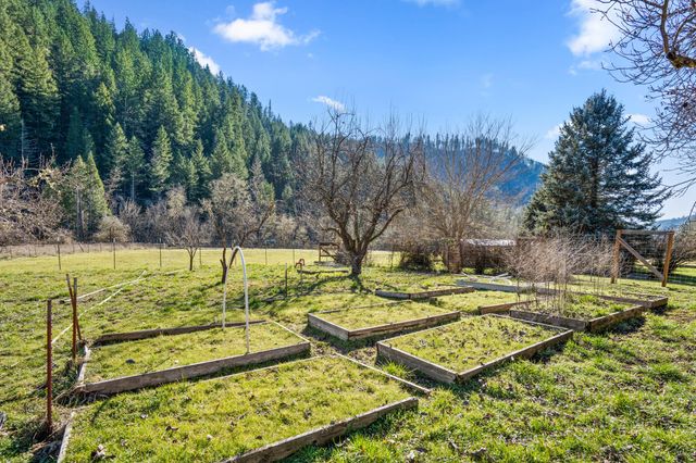 18781 E Evans Creek Road, Rogue River, OR 97537