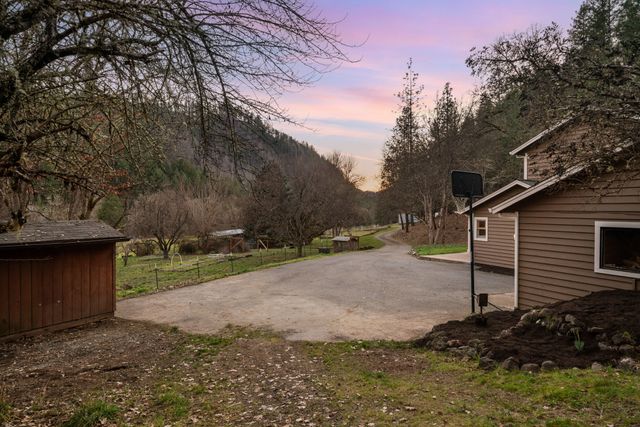 18781 E Evans Creek Road, Rogue River, OR 97537