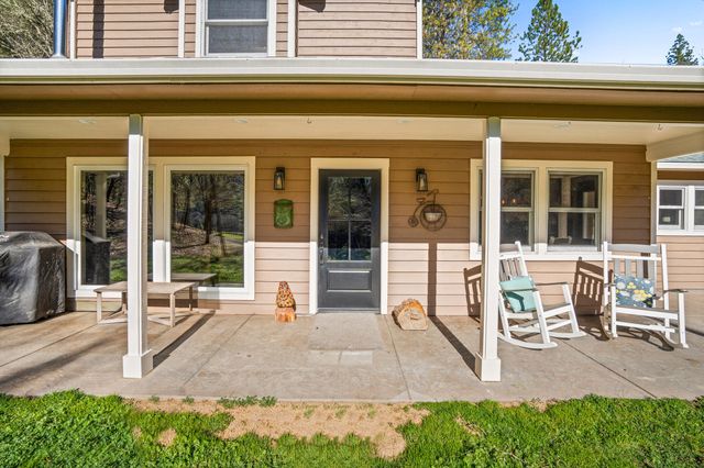 18781 E Evans Creek Road, Rogue River, OR 97537