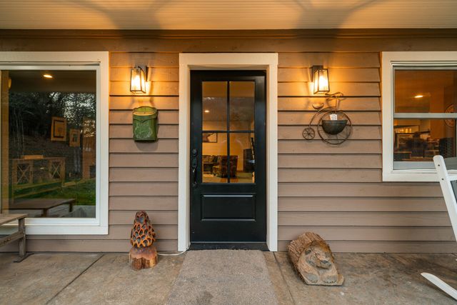 18781 E Evans Creek Road, Rogue River, OR 97537