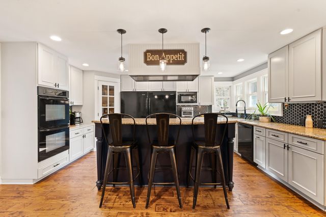 18781 E Evans Creek Road, Rogue River, OR 97537