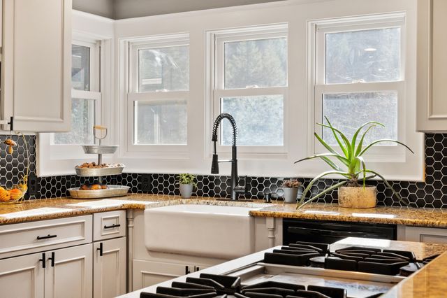 18781 E Evans Creek Road, Rogue River, OR 97537