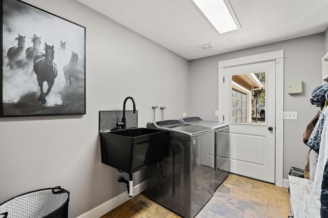 18781 E Evans Creek Road, Rogue River, OR 97537