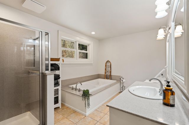 18781 E Evans Creek Road, Rogue River, OR 97537