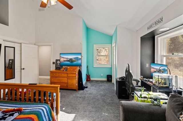 18781 E Evans Creek Road, Rogue River, OR 97537