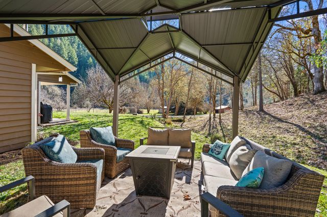 18781 E Evans Creek Road, Rogue River, OR 97537