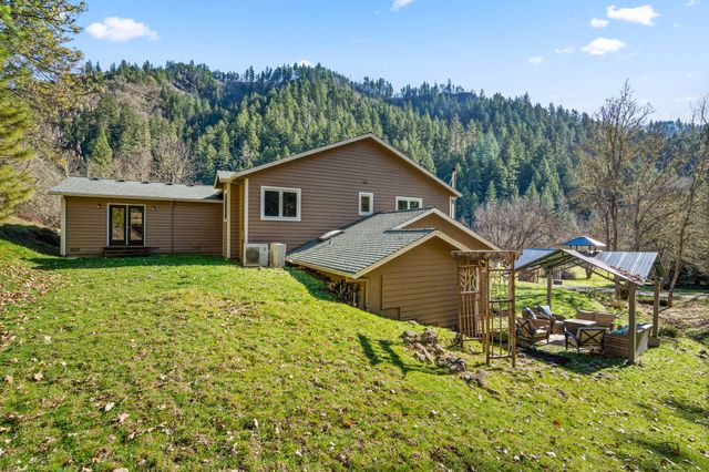 18781 E Evans Creek Road, Rogue River, OR 97537