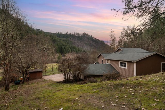 18781 E Evans Creek Road, Rogue River, OR 97537