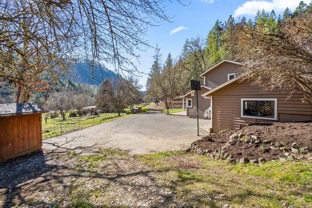 18781 E Evans Creek Road, Rogue River, OR 97537