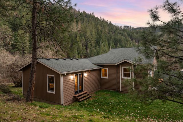 18781 E Evans Creek Road, Rogue River, OR 97537