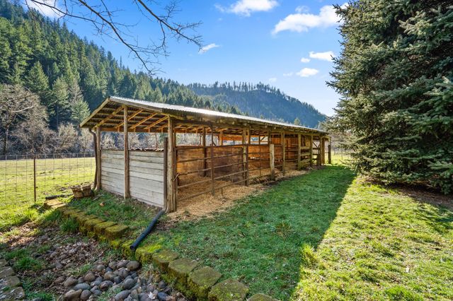 18781 E Evans Creek Road, Rogue River, OR 97537
