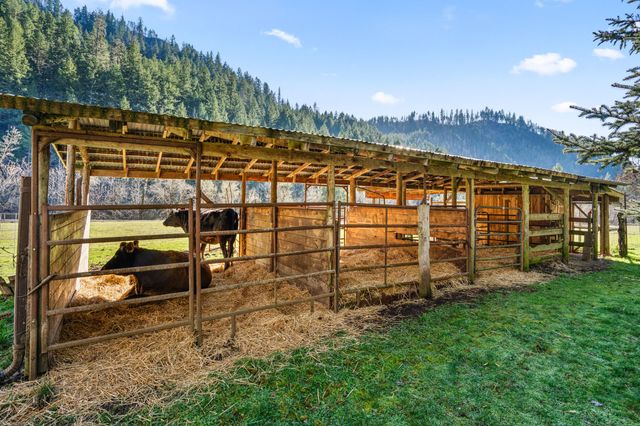 18781 E Evans Creek Road, Rogue River, OR 97537