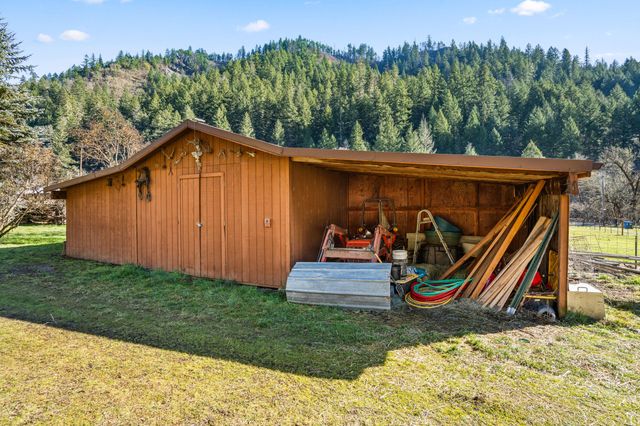 18781 E Evans Creek Road, Rogue River, OR 97537
