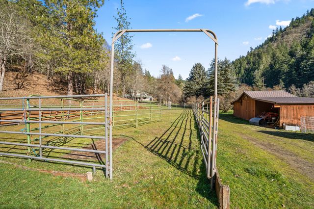 18781 E Evans Creek Road, Rogue River, OR 97537
