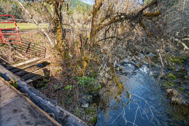 18781 E Evans Creek Road, Rogue River, OR 97537