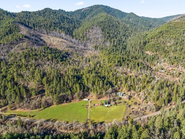 18781 E Evans Creek Road, Rogue River, OR 97537