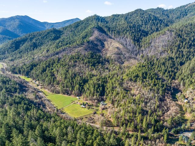 18781 E Evans Creek Road, Rogue River, OR 97537