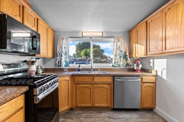 953 Sharian St, West Sacramento, CA 95605