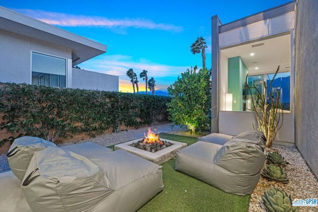 939 Bernardi Lane, Palm Springs, CA 92262
