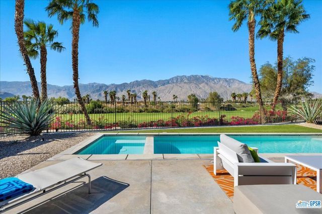 939 Bernardi Lane, Palm Springs, CA 92262
