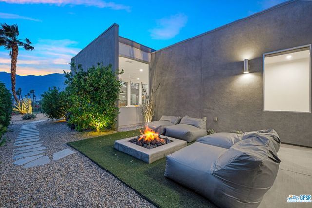939 Bernardi Lane, Palm Springs, CA 92262