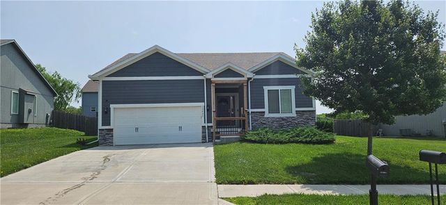 12432 Live Oak Circle, Peculiar, MO 64078