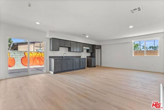 707 W 80th Street, Los Angeles, CA 90044