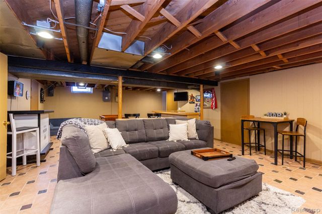 320 N Batchewana Street, Clawson, MI 48017