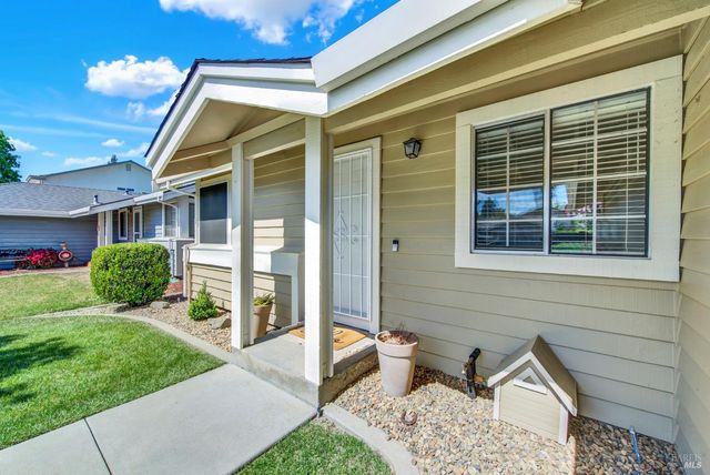 699 Shannon Dr, Vacaville, CA 95688