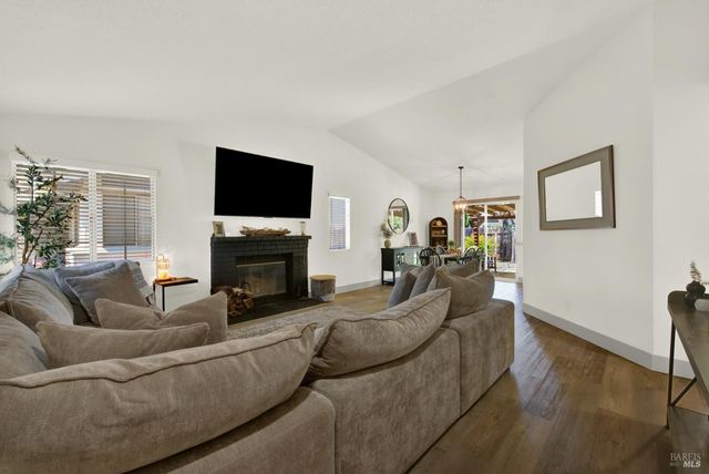 699 Shannon Dr, Vacaville, CA 95688