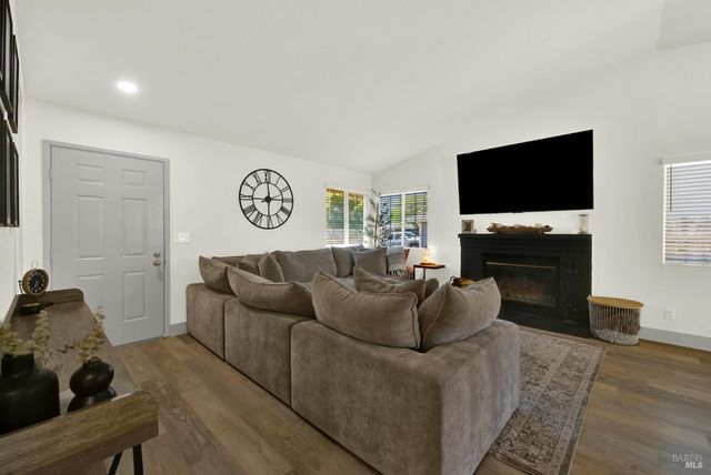 699 Shannon Dr, Vacaville, CA 95688