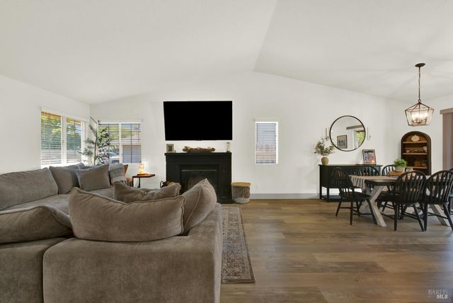 699 Shannon Dr, Vacaville, CA 95688