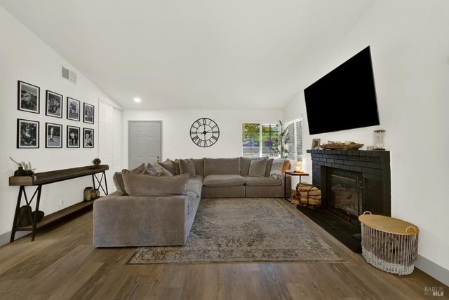 699 Shannon Dr, Vacaville, CA 95688