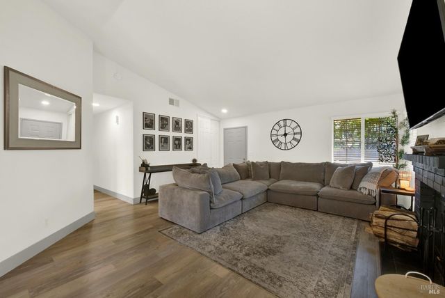 699 Shannon Dr, Vacaville, CA 95688