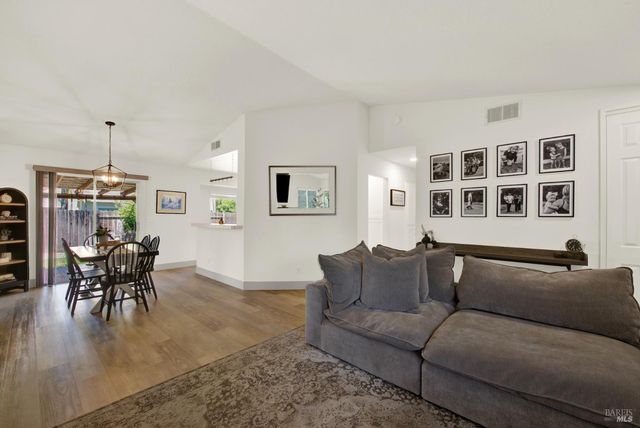 699 Shannon Dr, Vacaville, CA 95688