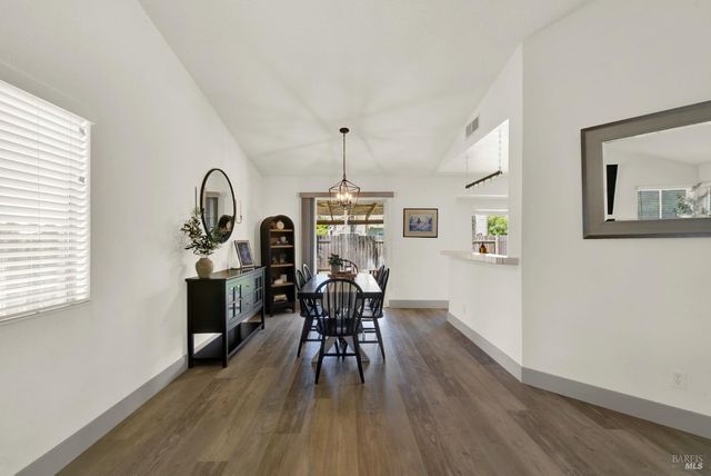 699 Shannon Dr, Vacaville, CA 95688