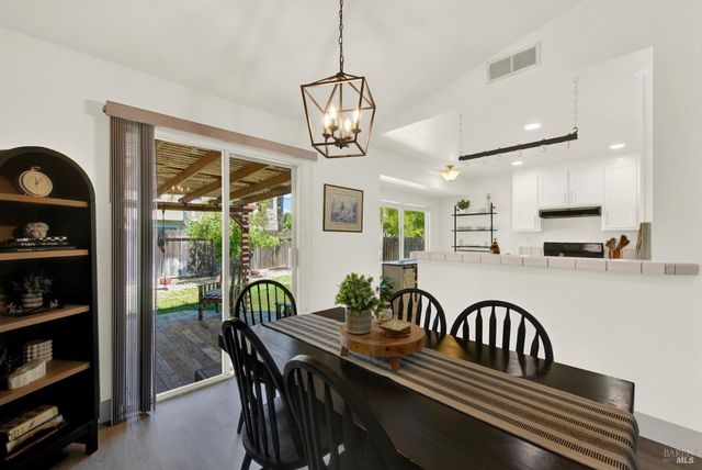 699 Shannon Dr, Vacaville, CA 95688