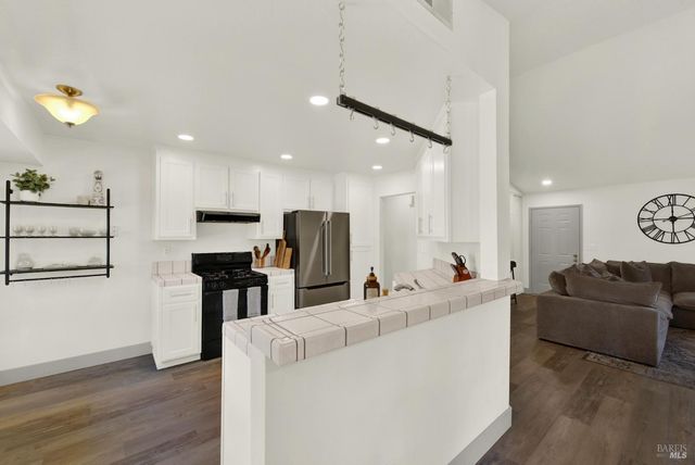 699 Shannon Dr, Vacaville, CA 95688