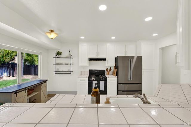 699 Shannon Dr, Vacaville, CA 95688