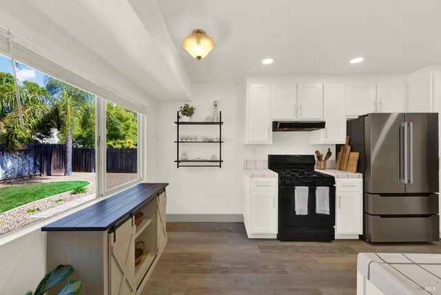 699 Shannon Dr, Vacaville, CA 95688