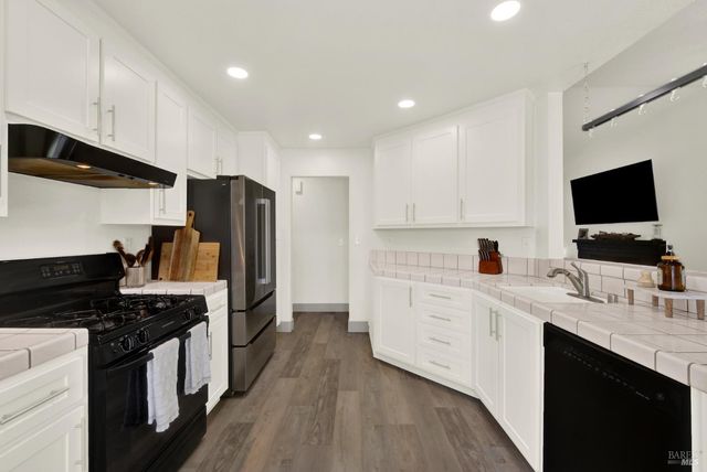 699 Shannon Dr, Vacaville, CA 95688