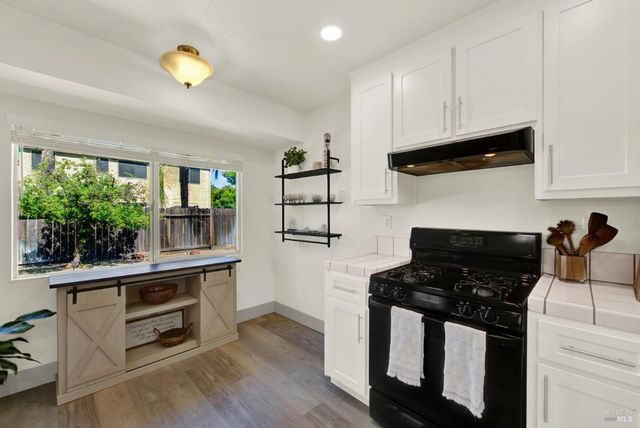 699 Shannon Dr, Vacaville, CA 95688