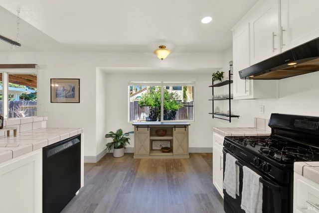 699 Shannon Dr, Vacaville, CA 95688