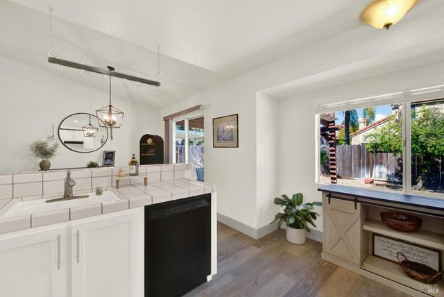 699 Shannon Dr, Vacaville, CA 95688