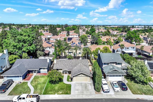 699 Shannon Dr, Vacaville, CA 95688
